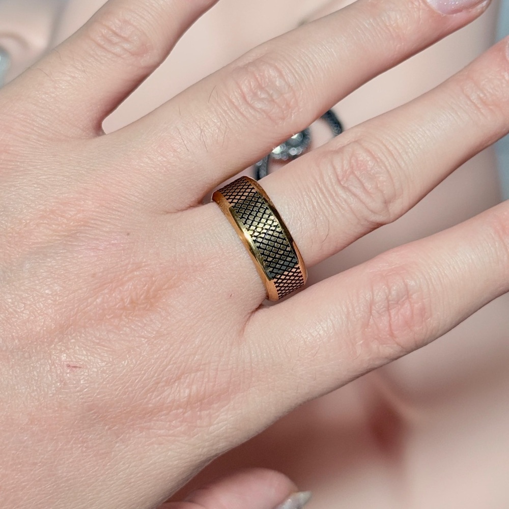 Gold Textured Ring (18 mm). - Picture 1 of 5